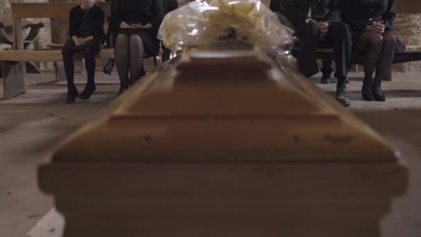 Траурщики на похоронах в церкви — стоковое видео