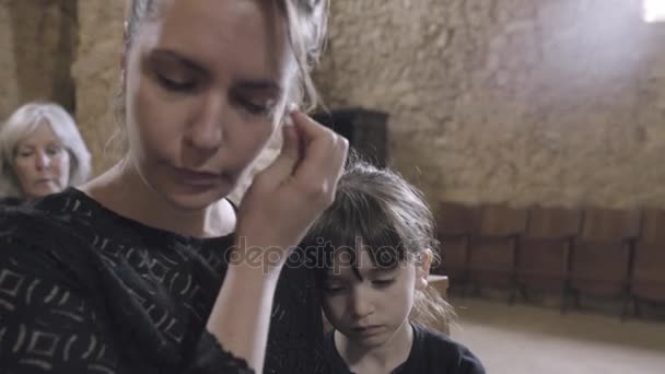 Девушка и женщина плачут на похоронах — стоковое видео