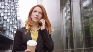 akıllı telefon kullanan iş kadını 