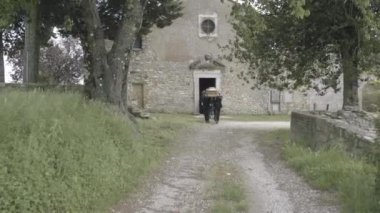 Mezarlık tabut ile yürüme taşıyanlar