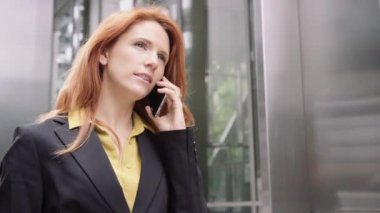 akıllı telefon kullanan iş kadını 