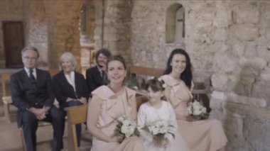 Gelin ve damat yüzük alışverişi ve öpüşme 