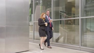 İş adamı ve iş kadını tartışıyorlar