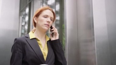 akıllı telefon kullanan iş kadını 