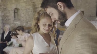Gelin ve damat öpüşme sırasında evleniyor
