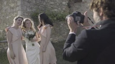Gelin ve nedimeleri fotoğraf için poz