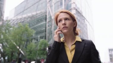 akıllı telefon kullanan iş kadını 