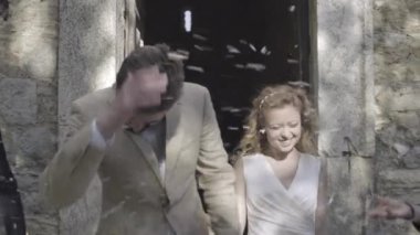 Gelin ve damat üzerine konfeti atma aile