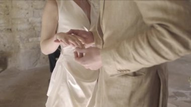 Gelin ve damat yüzük alışverişi ve öpüşme