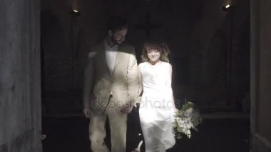 Gelin ve damat üzerine konfeti atma aile