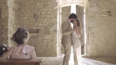 Gelin ve damat yüzük takıyor.