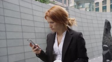akıllı telefon kullanan iş kadını