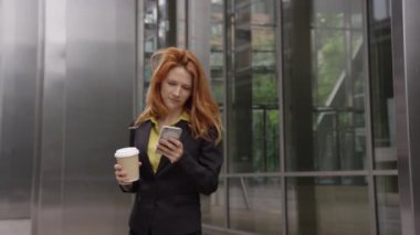 akıllı telefon kullanan iş kadını 