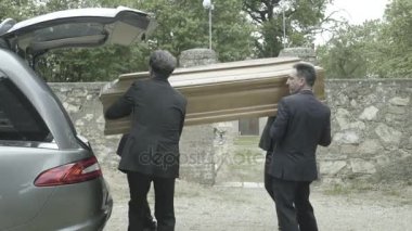Cenaze tabut ile gelen taşıyanlar 