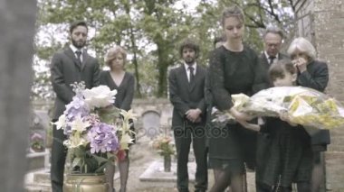 Anne ve kızı mezarına çiçek döşeme