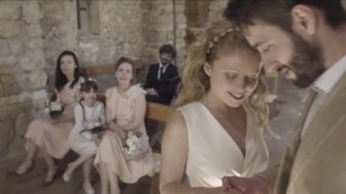 Gelin ve damat yüzük alışverişi ve öpüşme