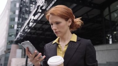 akıllı telefon kullanan iş kadını 