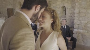Gelin ve damat yüzük alışverişi ve öpüşme