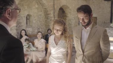 Gelin ve damat rahip için dinleme