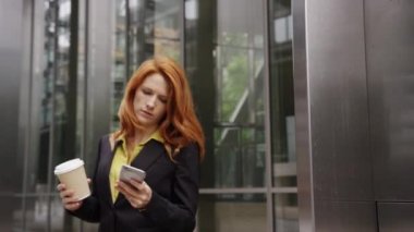 akıllı telefon kullanan iş kadını 