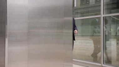 İş adamı ve iş kadını tartışıyorlar