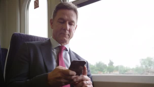 Commuter op zoek naar slimme telefoon — Stockvideo