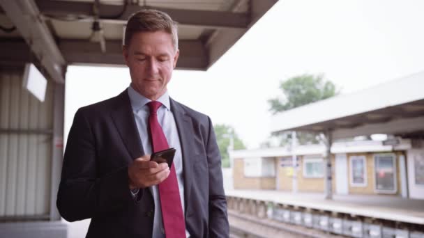Бізнесмен чекає на поїзд — стокове відео