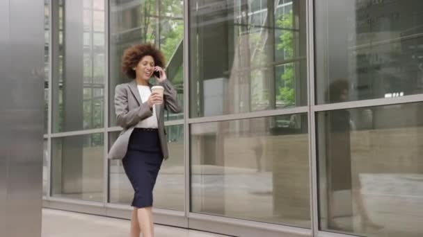 Mujer de negocios en la ciudad usando el teléfono — Vídeo de stock