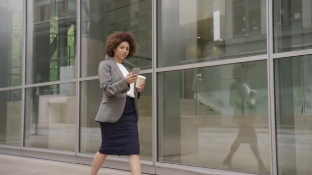 Businesswoman in city using phone — Stock Video