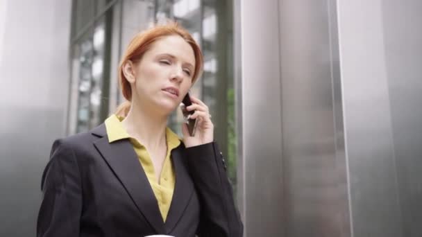 Zakenvrouw met behulp van slimme telefoon — Stockvideo