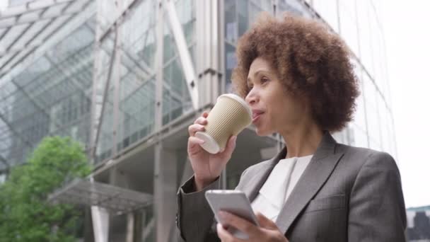 Zakenvrouw in stad met behulp van de telefoon — Stockvideo