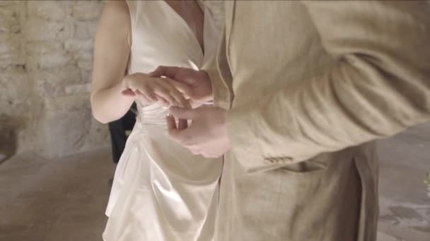 Наречена і наречений обмінюються кільцями і цілуються — стокове відео