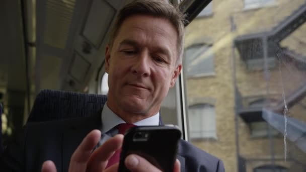 Commuter op zoek naar slimme telefoon — Stockvideo