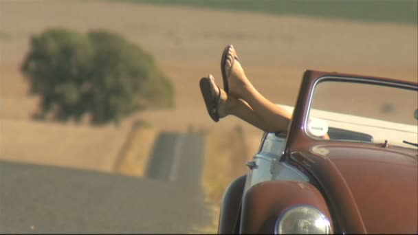 Een jonge vrouw liggend in een auto — Stockvideo