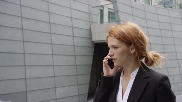 Femme d'affaires utilisant un téléphone intelligent — Video