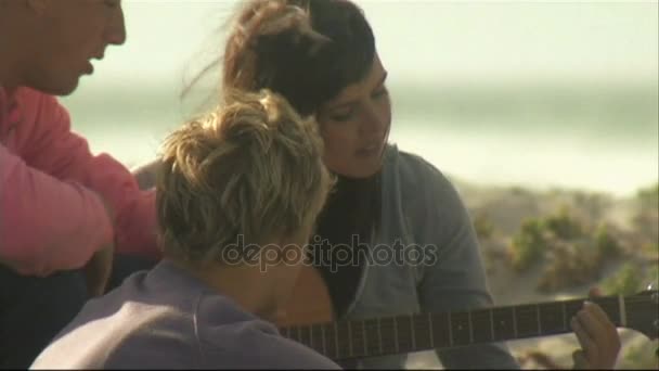 Amis jouant de la guitare  