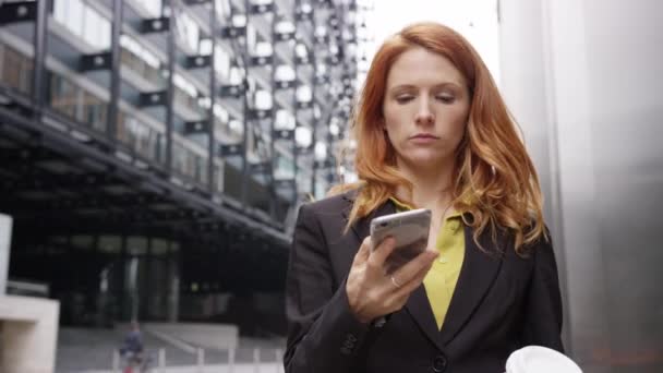 Geschäftsfrau mit Smartphone — Stockvideo