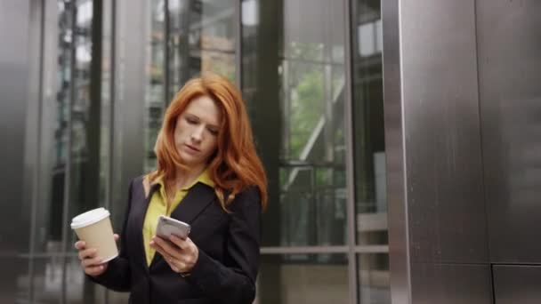 Femme d'affaires utilisant un téléphone intelligent — Video