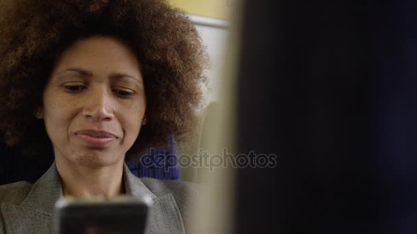 Afro amerikansk affärskvinna med telefon — Stockvideo