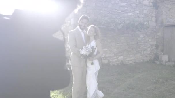 Bruden och brudgummen poserar för fotot — Stockvideo