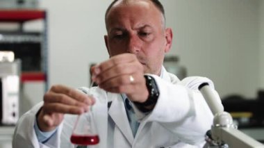 Laboratuvarda çalışan bilim adamı.