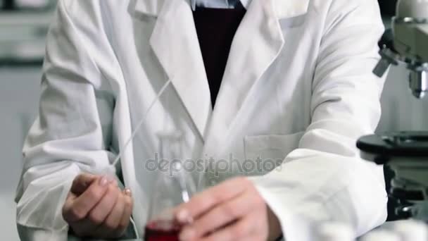 Bilim adamı giyen laboratuar önlüğünü çalışma — Stok video