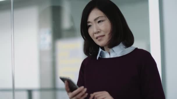 Японская деловая женщина разговаривает по телефону — стоковое видео