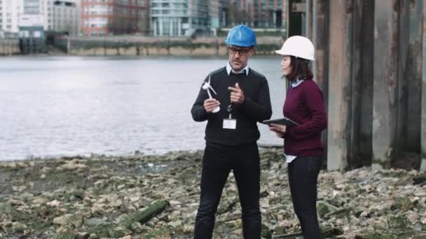 Ingénieurs travaillant sur un projet d'éolienne — Video