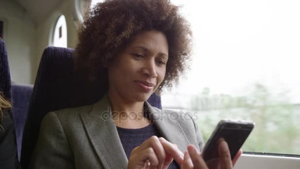 Mujer de negocios afroamericana usando el teléfono — Vídeos de Stock