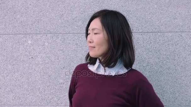 Reifen Japanisch Frau suchen zu Kamera — Stockvideo