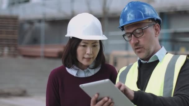 Trabalhadores da construção civil que procuram projecto — Vídeo de Stock