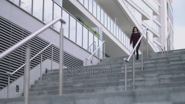 Японская деловая женщина идёт по лестнице — стоковое видео