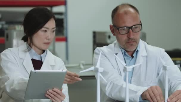 Ingenieur team werken aan windturbines — Stockvideo