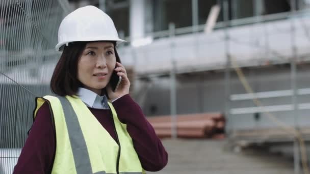 Supervisor de construção falando por telefone — Vídeo de Stock